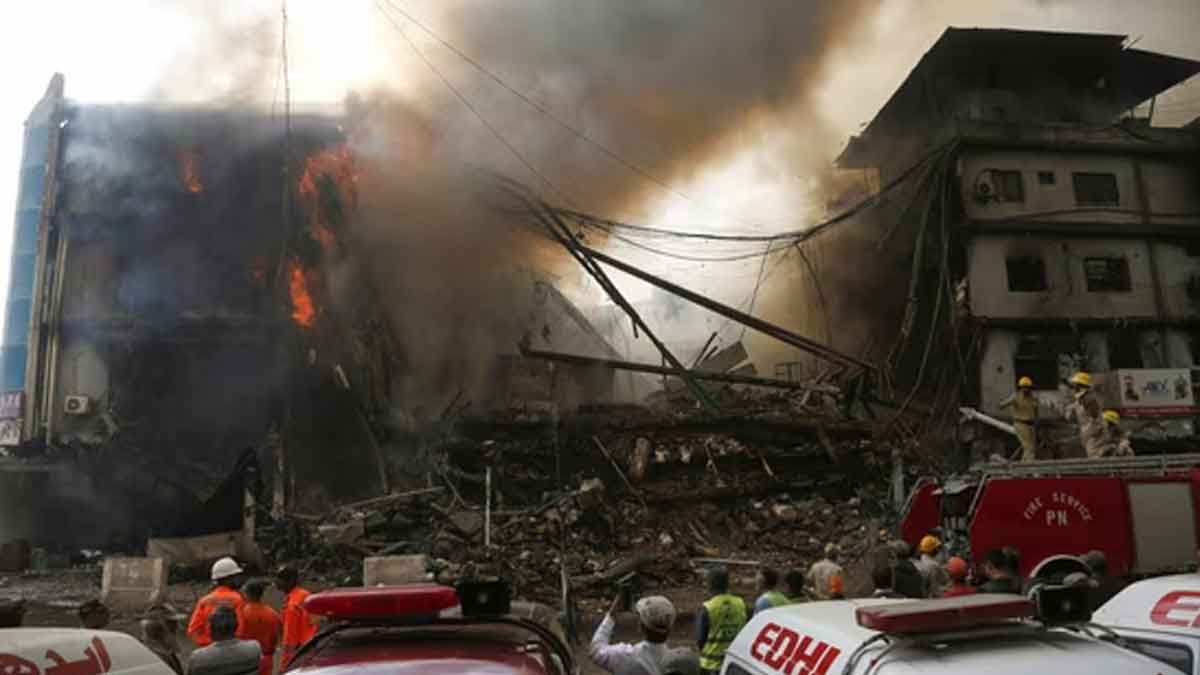 করাচির শপিং মলে ভয়াবহ আগুন, মৃত ১০, নিখোঁজ ৬০