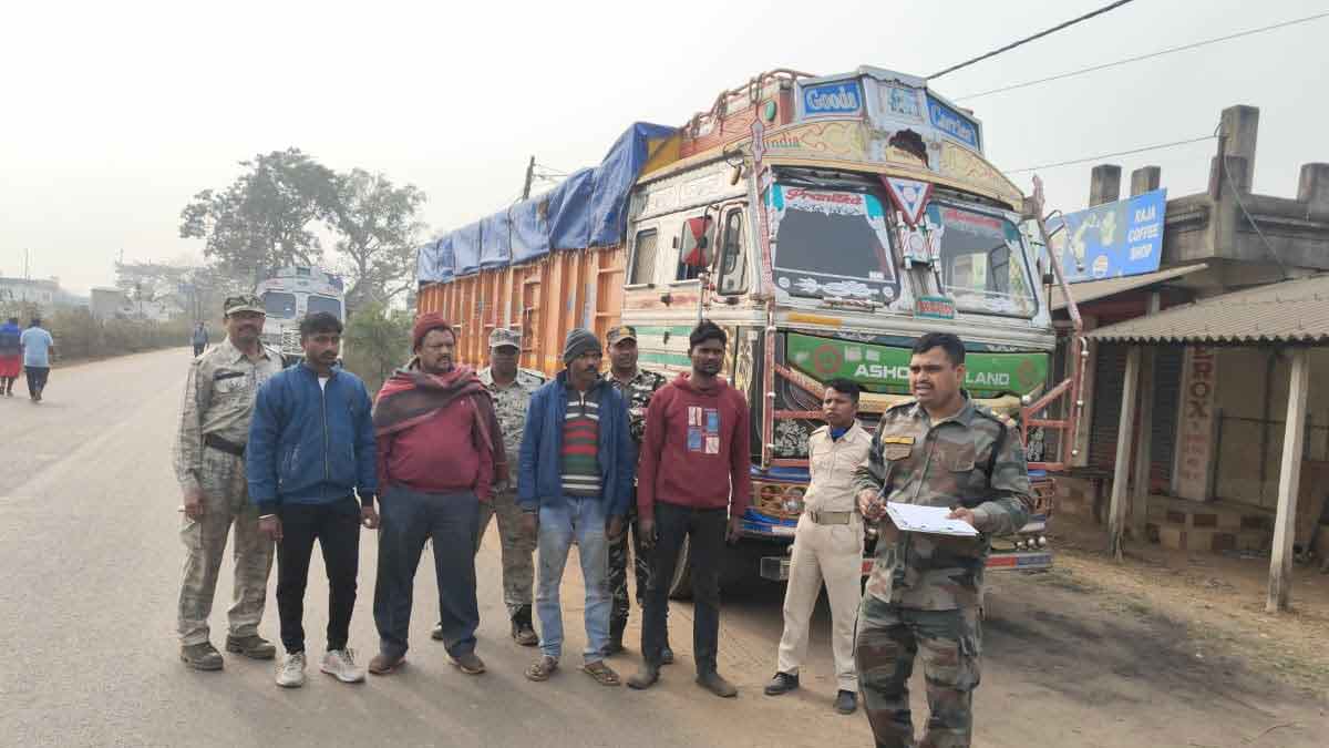 অবৈধ বালি পাচারের ট্রাক আটক, কড়া অভিযানে নজির ঝাড়গ্রাম জেলা পুলিশের