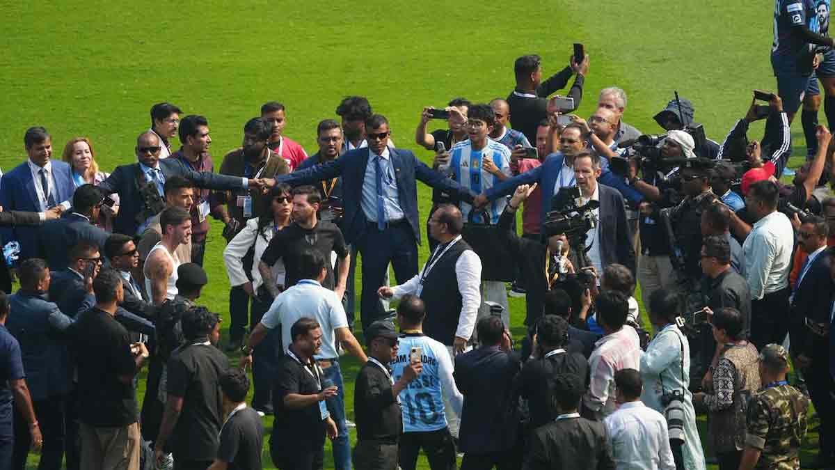 kolkata-football-lionel-messi-match-referee-controversy