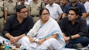কয়লা পাচার মামলায় ইডির অভিযানের বিরুদ্ধে ফের প্রকাশ্যে প্রতিবাদে নামলেন Mamata Banerjee। ২০১৯ সালে সিবিআই বিরোধিতার পর লোকসভায় ধাক্কার স্মৃতি সামনে এনে প্রশ্ন উঠছে—ছাব্বিশের বিধানসভা ভোটের আগেও কি একই রাজনৈতিক ইঙ্গিত দিচ্ছে তৃণমূলের এই অবস্থান?