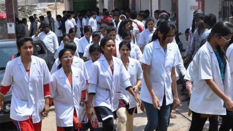 ২০ তারিখে ওষুধ দোকান বন্ধ, ধর্মঘটের সিদ্ধান্তে উদ্বেগ বাড়ছে শহরজুড়ে ২০ তারিখে ওষুধ দোকান বন্ধ, ধর্মঘটের সিদ্ধান্তে উদ্বেগ বাড়ছে শহরজুড়ে