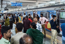 অফিস টাইমে ব্লু-লাইনে বিপর্যয়: থমকে মেট্রো, সুড়ঙ্গ বেয়ে উদ্ধার যাত্রীরা Kolkata Metro Blue Line disruption