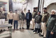 মসজিদ উচ্ছেদে পুলিশকে পাথর ছোঁড়ার ঘটনায় গ্রেফতার ৫ turkman-gate-stone-pelting-arrests-mcd-drive