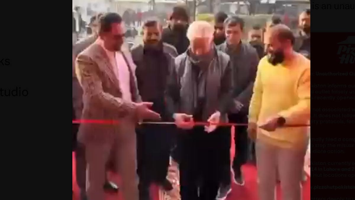 pakistan-defence-minister-khawaja-asif-pizza