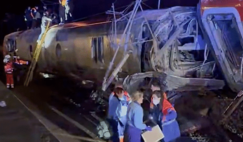 দুই যাত্রীবাহী ট্রেনের মুখোমুখি সংঘর্ষে মৃত বহু