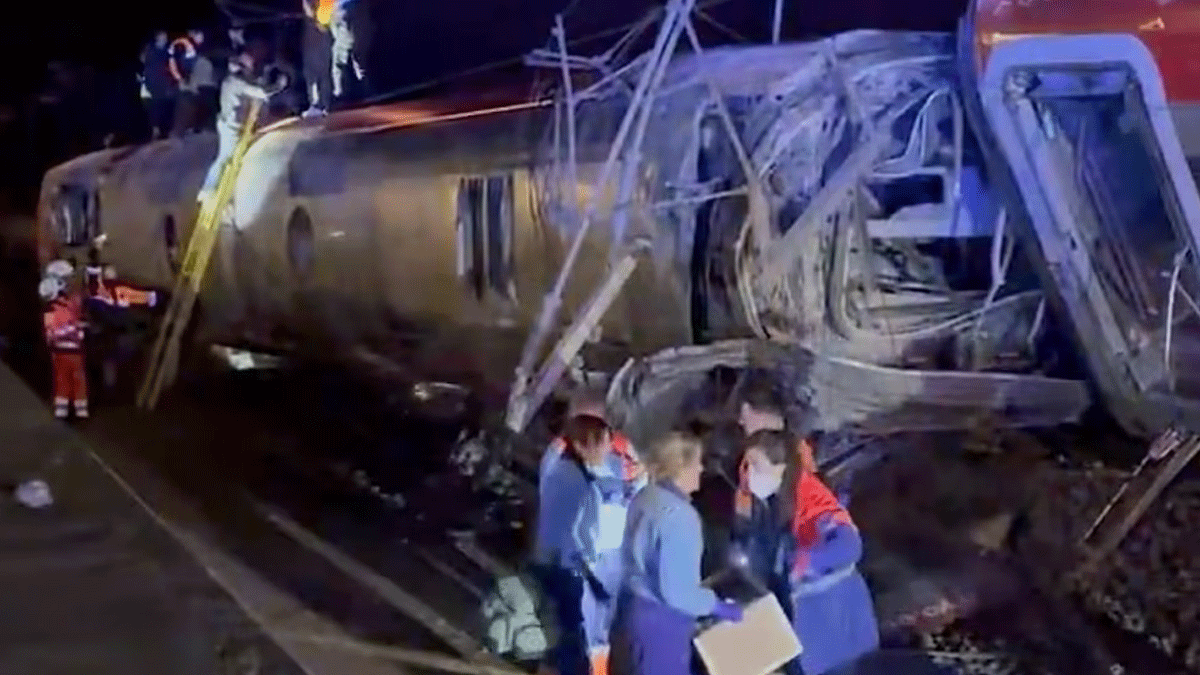 দুই যাত্রীবাহী ট্রেনের মুখোমুখি সংঘর্ষে মৃত বহু