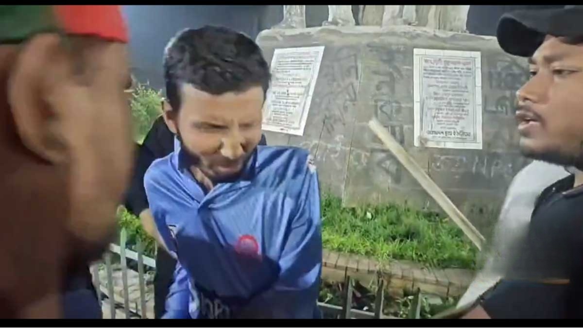 পদ্মাপারে হিন্দু কিশোরকে প্রকাশ্য রাজপথে মৌলবাদী অত্যাচার hindu-teenager-assaulted-bangladesh-padma-river