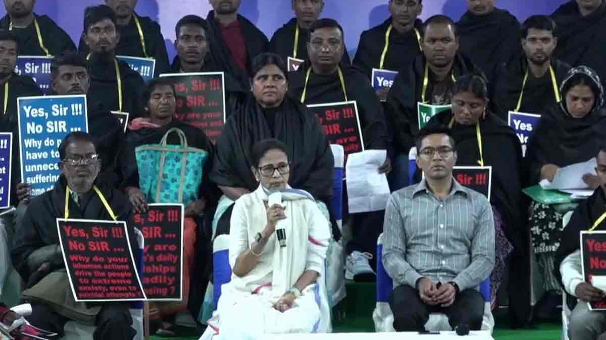 ‘এআই দিয়ে নাম বাদ দেওয়া হয়েছে,’ দিল্লি থেকে তোপ মমতার Mamata Banerjee challenges EC