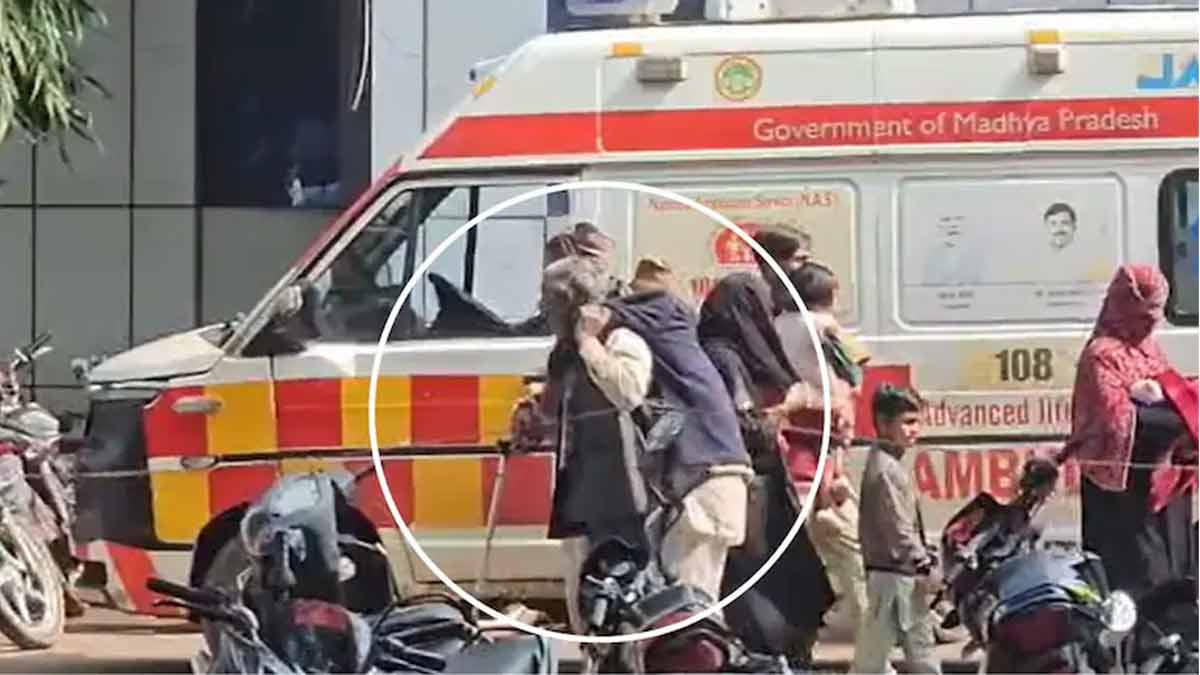 mp-guna-hospital-son-carries-father-healthcare-failure