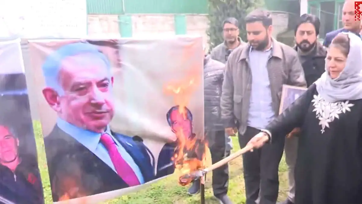 mehbooba-mufti-protest-srinagar-trump-netanyahu-posters-burned