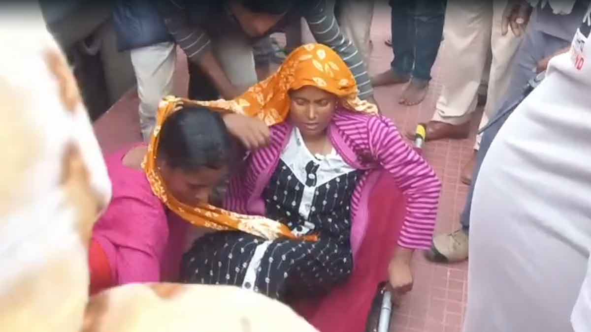 চলন্ত ট্রেনেই প্রসব! রেল পুলিশের তৎপরতায় হাসপাতালে ভর্তি মা ও সদ্যোজাত