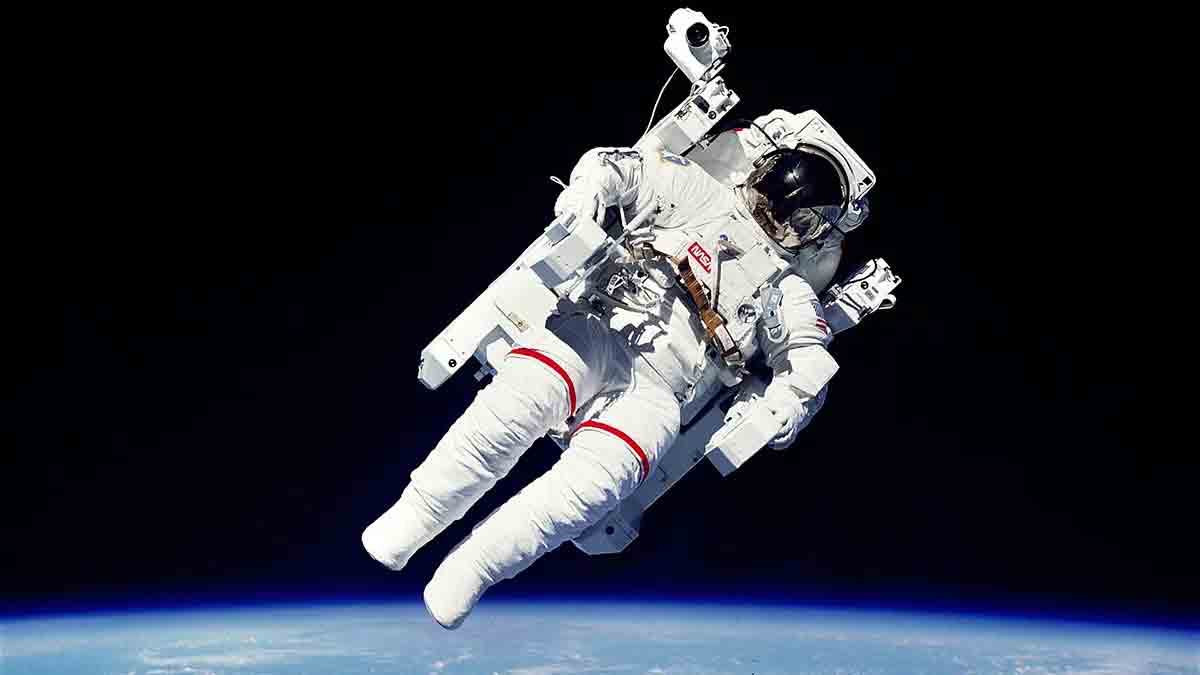 নাসার স্পেসস্যুটের দাম কত জানেন? দাম শুনলে আপনার মাথা ঘুরে যাবে!