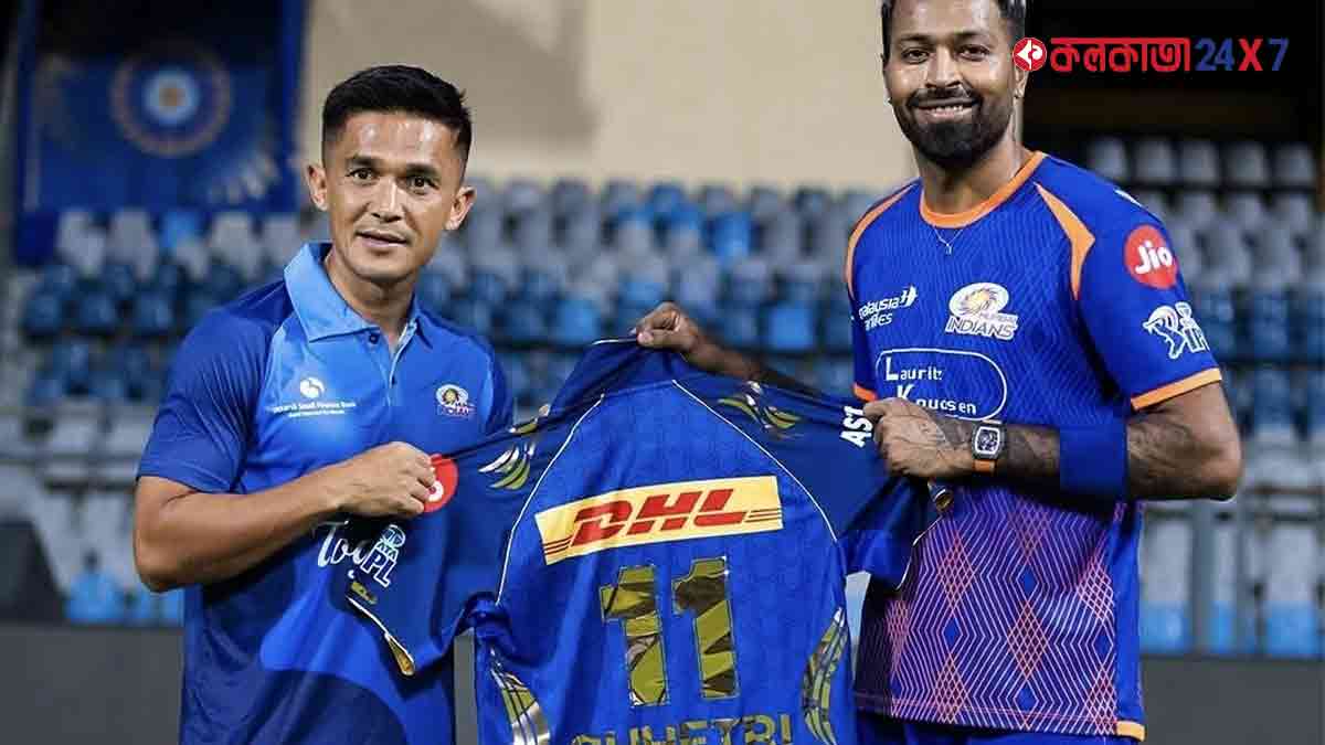 sunil-chhetri-visits-mumbai-indians-practice-hardik-pandya-jersey-gift