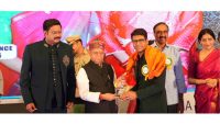 Sridhar Peddireddy, Founder & CEO of Renova Hospitals Receiving Award from Governor of Telangana, Shiv Pratap Shukla