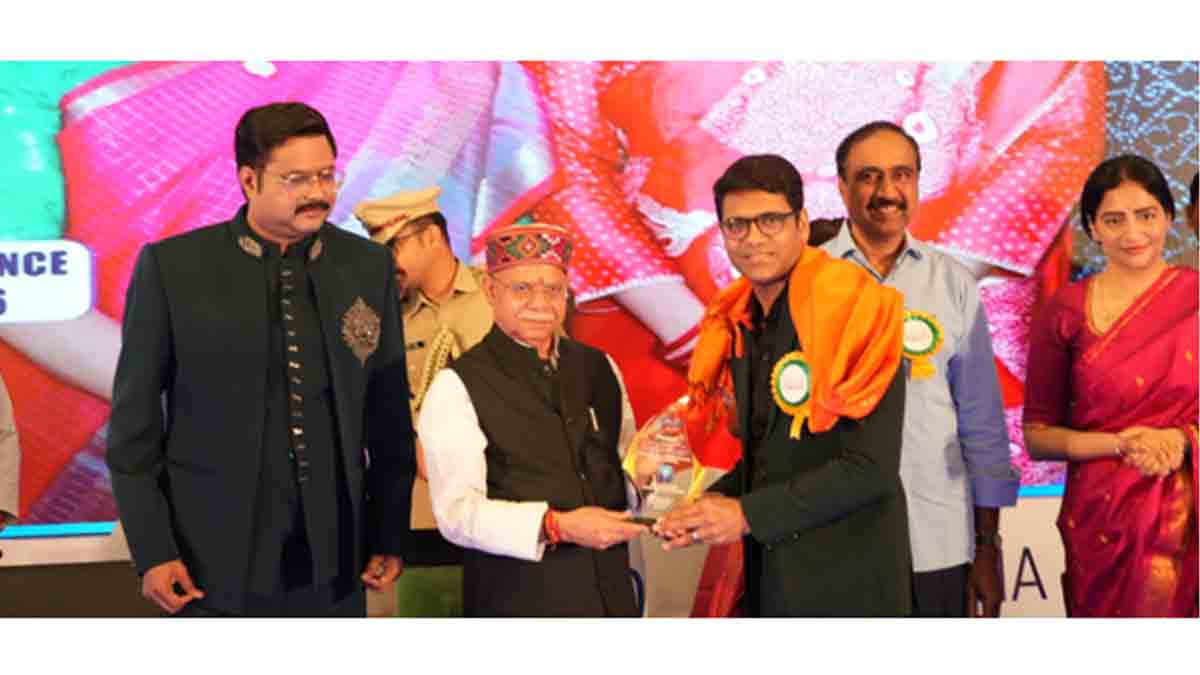 Sridhar Peddireddy, Founder & CEO of Renova Hospitals Receiving Award from Governor of Telangana, Shiv Pratap Shukla