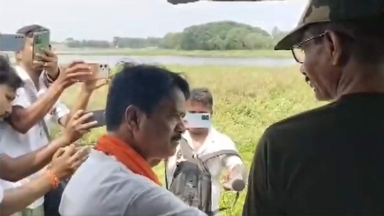 petrapole-border-fencing-ashok-kirtania-inspection