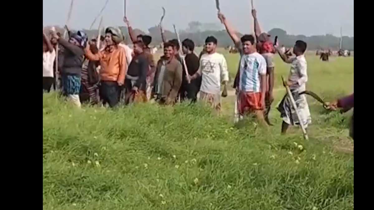 রণক্ষেত্র শিলিগুড়ি! সীমান্তে বেড়া দেওয়ার সময় BSF কে লক্ষ্য করে পাথর বাংলাদেশিদের
