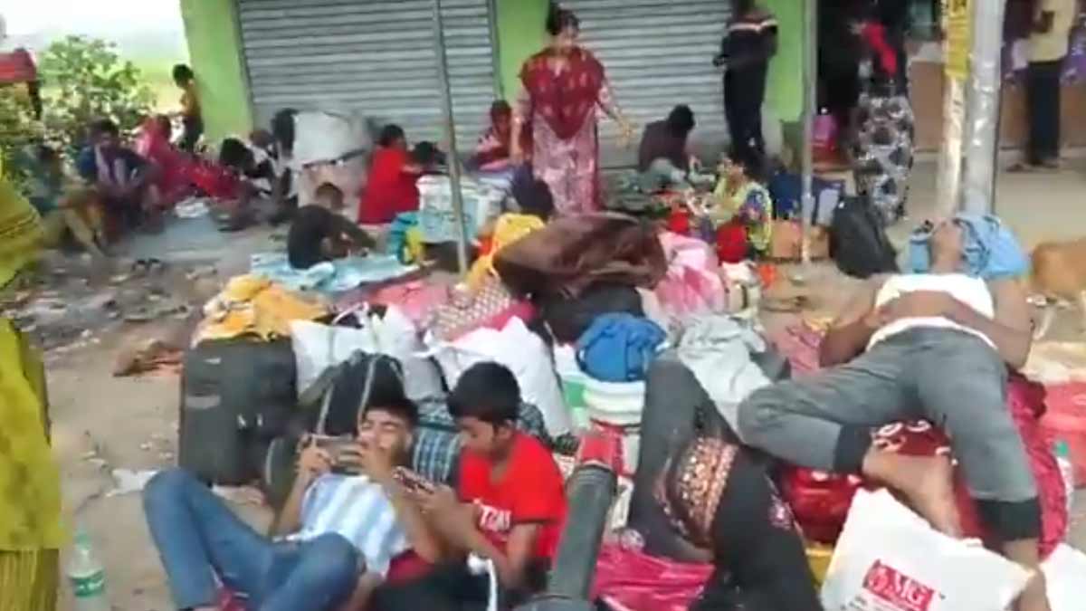 হোল্ডিং সেন্টার হতেই দেশে ফেরার হিড়িক! হাকিমপুর সীমান্তে অনুপ্রবেশকারীদের ভিড়!