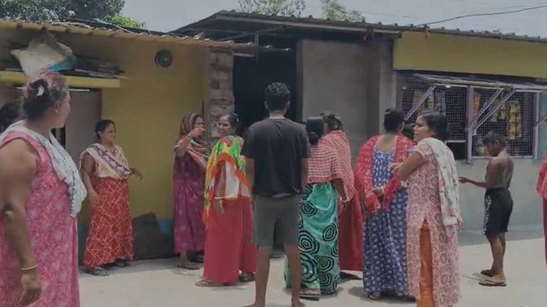 kalyani-illegal-liquor-den-women-protest