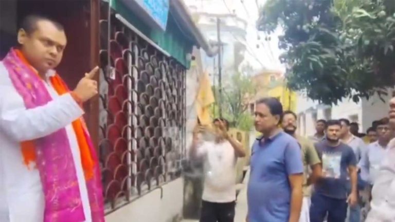 ‘ব্যারাকপুরে বিজেপি কর্মীদের গায়ে হাত তুললে দেখে নেব!’ হুঁশিয়ারি কৌস্তভের ‘ব্যারাকপুরে বিজেপি কর্মীদের গায়ে হাত তুললে দেখে নেব!’ হুঁশিয়ারি কৌস্তভের