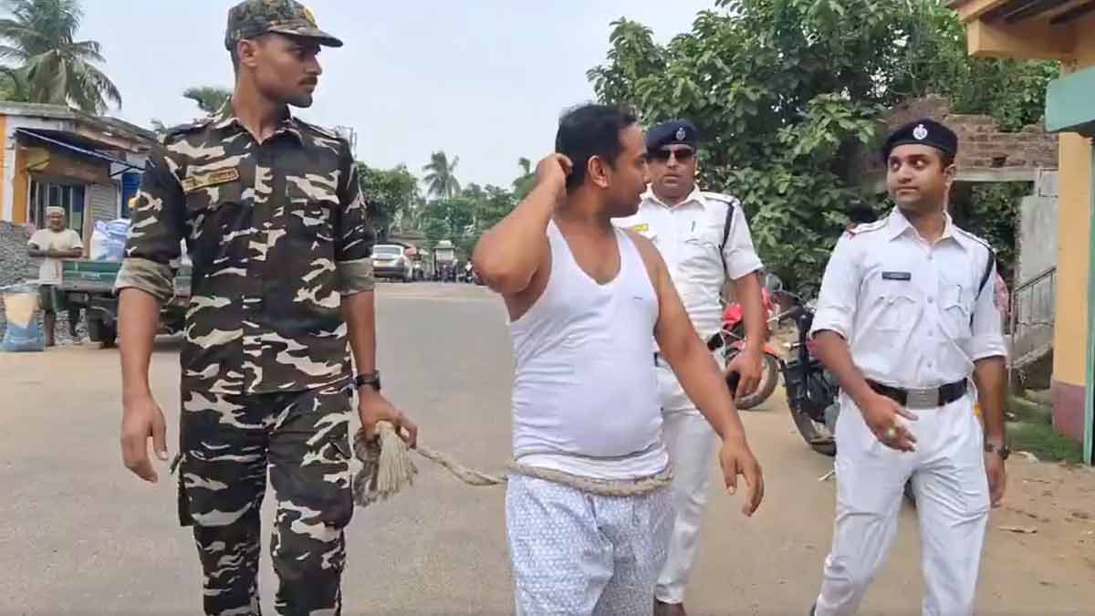 আকাশের পর ফের আজ সাঁকরাইল ডন সানি মোল্লাকে অন্তর্বাস পরিয়ে প্যারেড পুলিশের