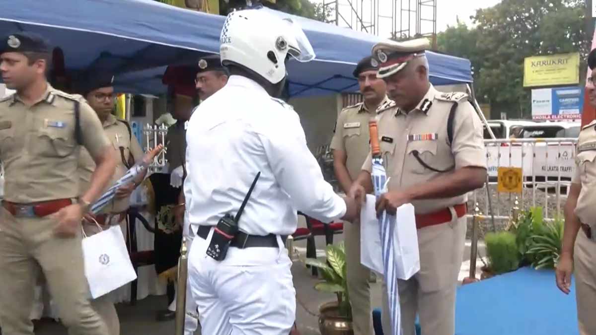 kolkata-police-summer-kit-distribution-ajay-nand-traffic-police