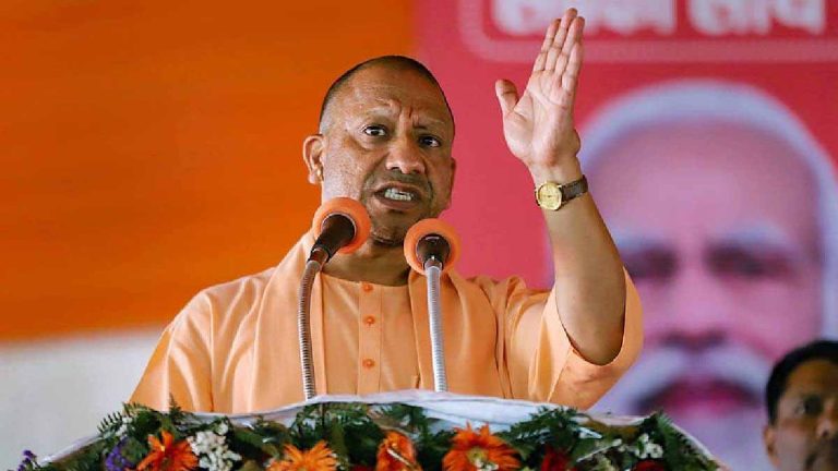 yogi-adityanath-on-road-namaz