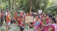 villagers-gherao-tmc-leaders-residence-seeking-refund-of-cut-money