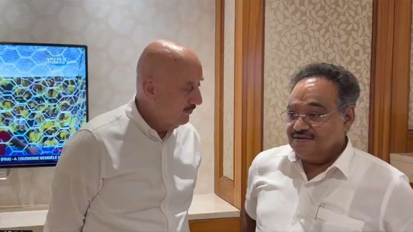 anupam-kher-samik-bhattacharya-humorous-reaction-kolkata