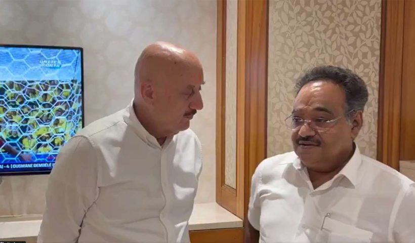 anupam-kher-samik-bhattacharya-humorous-reaction-kolkata