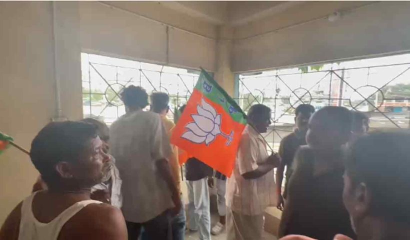 bjp-protest-outside-former-councillor-office-siliguri