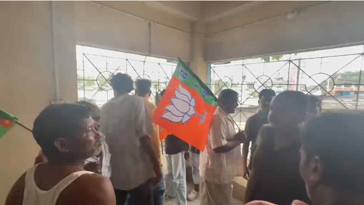 bjp-protest-outside-former-councillor-office-siliguri