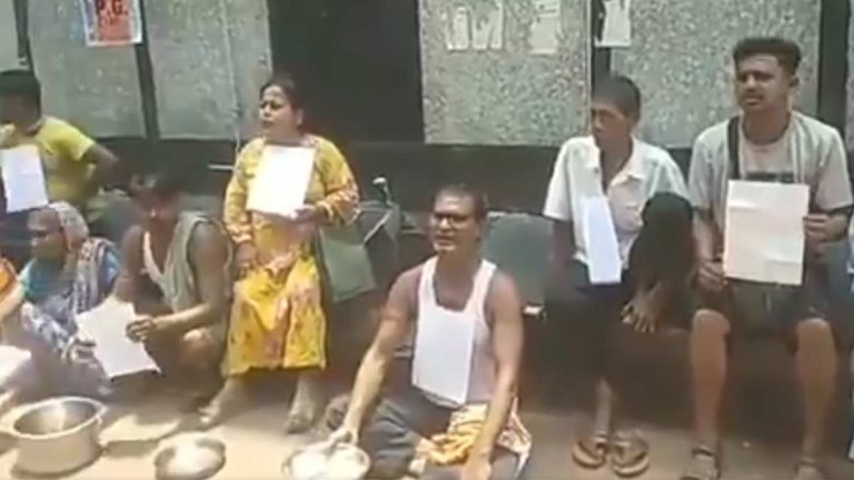 dum-dum-station-hawker-eviction-protest-begging-bowl-demonstration