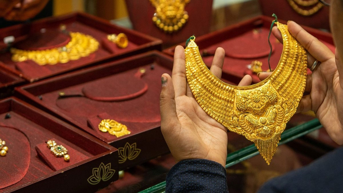 gold-price-slumps-on-june-8-evening-updated-22-and-24-carat-rates-in-india