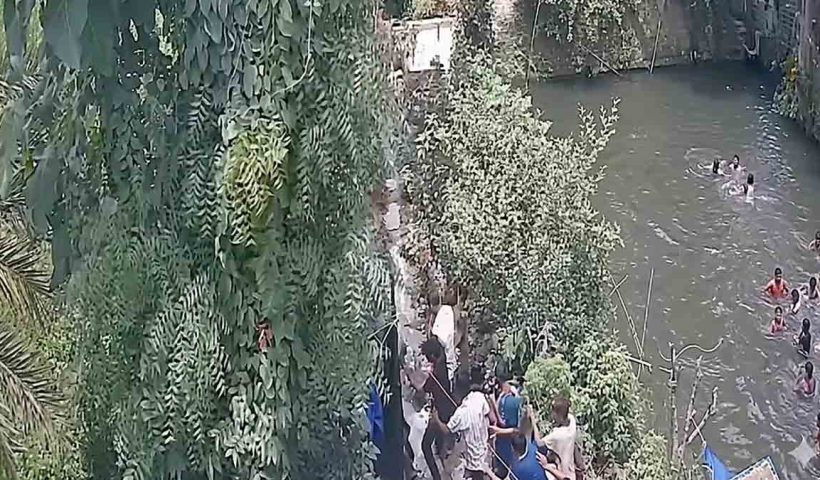 jahangir-khan-supporters-jump-into-pond