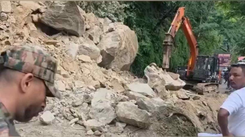 massive-landslide-near-sevoke-kalibari-disrupts-sikkim-road-link