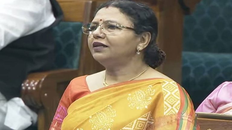 ‘সই থাকলে কাগজ দেখান’ কাকলিকে পাল্টা চ্যালেঞ্জ প্রতিমার Pratima Mondal Distances Herself from Rebel MPs Within TMC