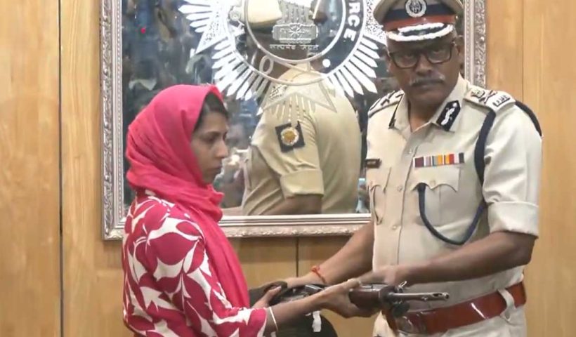 shakuntala-mahato-pushpa-maoist-leader-surrenders-kolkata-police