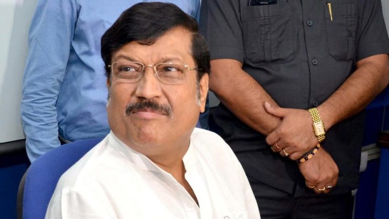 আদালতে তোলার সময় সব্যসাচী দত্তকে লক্ষ্য করে টমেটো-ডিম! ছোড়া হল গোবর
