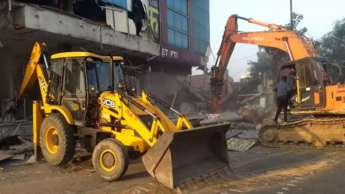 major-demolition-operation-conducted-on-railway-property-in-tikiapara