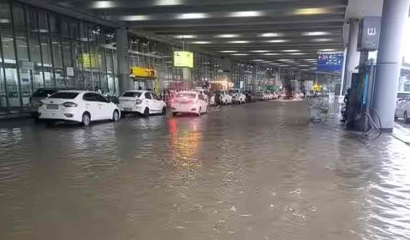 kolkata-airport-waterlogging-flight-delays-heavy-rain-vip-road