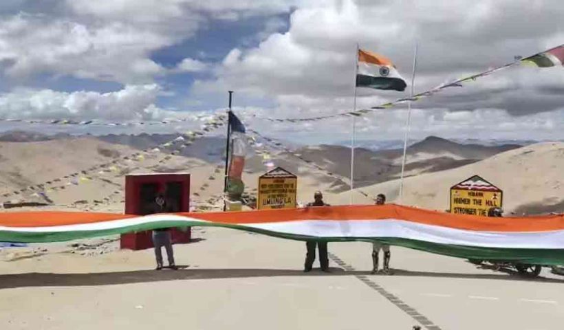 oron-hoists-390-feet-tricolour-at-umling-la-to-honour-kargil-heroes